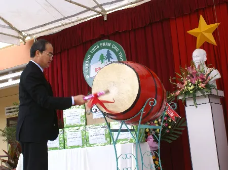 Khai giảng năm học mới 2010 - 2011: Tạo sự chuyển biến về chất mạnh mẽ, toàn diện hơn ảnh 2