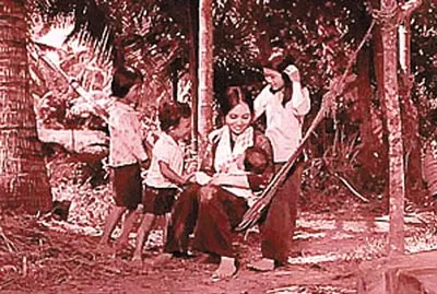 Cảnh trong phim “Mẹ vắng nhà” dựa theo tiểu thuyết “Người mẹ cầm súng” của Nguyễn Thi. Ảnh: T.L.
