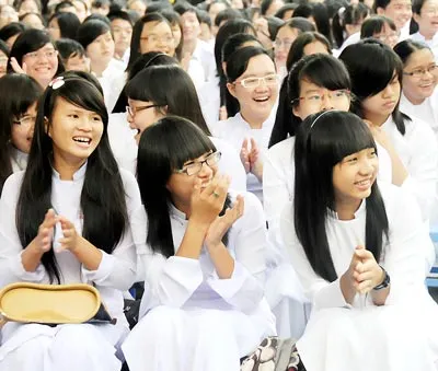 Các nữ sinh Trường THPT chuyên Trần Đại Nghĩa vui đón năm học mới 2010-2011. Ảnh: MAI HẢI