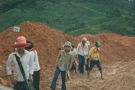 Học sinh người dân tộc thiểu số ở huyện Tu Mơ Rông (tỉnh Kon Tum) vượt khó khăn về thời tiết để đi khai giảng năm học mới. (Ảnh: Đức Trung)