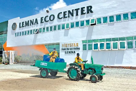 Phun xịt chế phẩm khử mùi sinh học xung quanh Nhà máy Vietstar