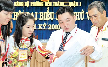 Anh Lê Trương Hải Hiếu (giữa), một cán bộ trẻ được đào tạo ở nước ngoài từ chương trình của Thành ủy hiện là Bí thư phường Bến Thành, quận 1. Ảnh: Việt Dũng