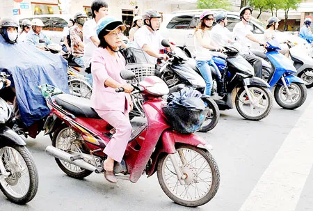 Dừng xe đúng vạch là thể hiện nếp sống văn minh đô thị. Ảnh: VIỆT DŨNG