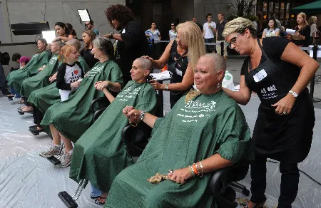 Xuống tóc kêu gọi ủng hộ từ thiện