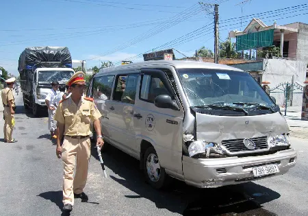 Quảng Ngãi: Tai nạn liên hoàn, 9 người thoát chết