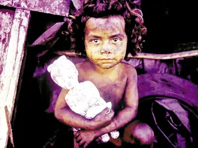 Một trong những tác phẩm nổi tiếng của nhà nhiếp ảnh Toscani “Bé gái với búp bê” chụp năm 1992.