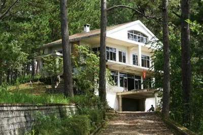 Đà Lạt: Khai quật 2 ngôi mộ ở “căn nhà ma”