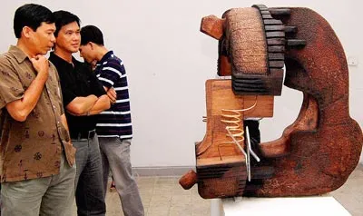 Thưởng ngoạn một tác phẩm điêu khắc tại gallery Trường ĐH Mỹ thuật TPHCM. Ảnh: Bá Khanh