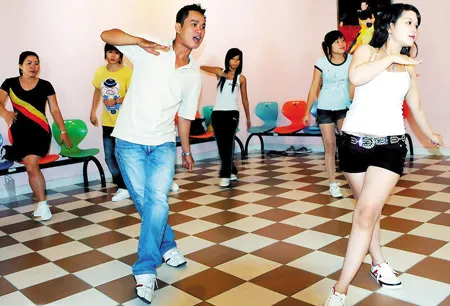 Anh Phương Tuấn từng là học viên của nhà VHPN, nhiều năm qua anh tham gia hướng dẫn môn nhảy hiện đại.