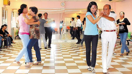 Lớp khiêu vũ dành cho người lớn tuổi.