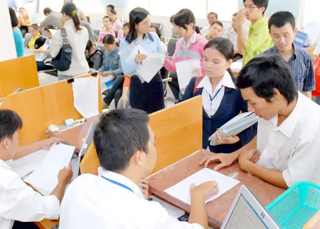 Doanh nghiệp đang nghe hướng dẫn kê khai thuế tại Cục Thuế TPHCM. Ảnh: CAO THĂNG