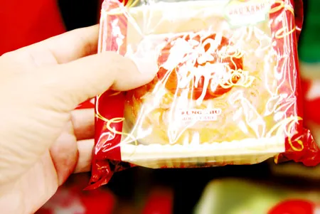 Bánh Trung thu “4 không”: không nhãn mác, không địa chỉ sản xuất, không túi hút ẩm, không hạn sử dụng đang được bày bán tại nhiều nơi. Ảnh: CAO THĂNG