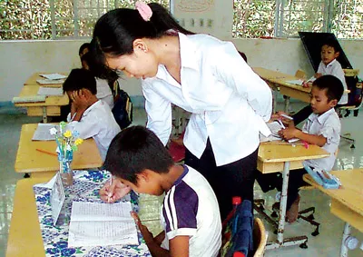 Thầy trò Trường Tiểu học Thạnh An (huyện Cần Giờ) cùng vượt khó trong ngôi trường thiếu thốn cơ sở vật chất.Ảnh: NG.THỦY