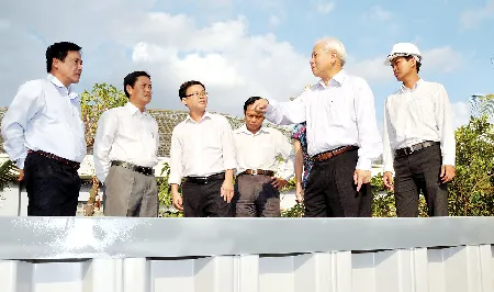 Tổng Giám đốc Tổng Công ty Công nghiệp Sài Gòn Nguyễn Văn Thọ chỉ đạo thi công tại công trường