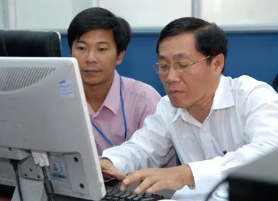 Thầy Trần Đức Huyên (phải) - Phó Hiệu trưởng Trường THPT chuyên Lê Hồng Phong