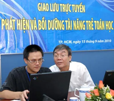 Thầy Nguyễn Hoài Chương (phải) - Phó GĐ Sở Giáo dục - Đào tạo TPHCM