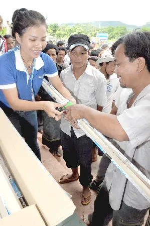 Tặng bóng đèn tiết kiệm điện Philips cho bà con nghèo xã Thuận, Quảng Trị