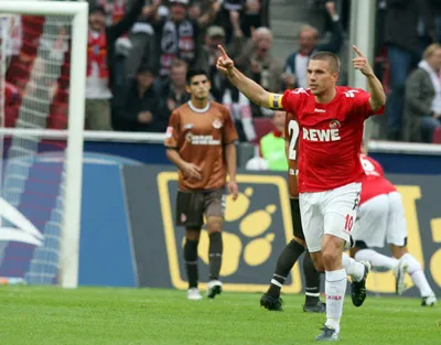 Podolski sẽ trở lại Bayern cùng chiếc băng thủ quân Cologne.
