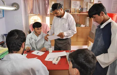 Nhân viên bầu cử tại Kunduz kiểm tra các phiếu bầu trước khi diễn ra vòng bầu cử