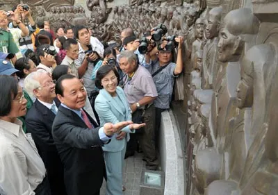 Bí thư Thành ủy TPHCM Lê Thanh Hải cùng các đại biểu tham quan công trình tượng đài Hòa thượng Thích Quảng Đức. Ảnh: V. DŨNG