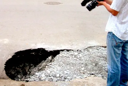 Thi công kém chất lượng khiến mặt đường trước hẻm 429 Nguyễn Kiệm bị lún tạo thành hố sâu vào ngày 17-9.