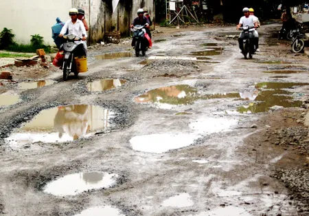 Vấn nạn lô cốt, ngập nước, kẹt xe làm khổ người dân - Ai chịu trách nhiệm?