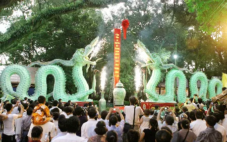 Đôi rồng thời Lý bằng gốm sứ lớn nhất Việt Nam trong lễ khánh thành tại Công viên Bách Thảo, Hà Nội. Ảnh: B.P.