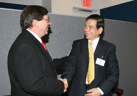 Chủ tịch nước Nguyễn Minh Triết (phải) và Bộ trưởng Ngoại giao Cuba Bruno Rodriguez Parrilla