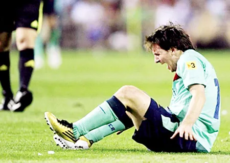 Và đang đau oằn oại.