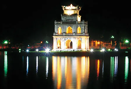 Hồ Gươm - trái tim của thủ đô Hà Nội. Ảnh: T.L.