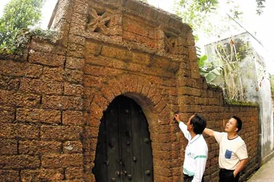 Cổng nhà với những bức tường xây bằng đá ong làm nên sự độc đáo đặc trưng ở làng cổ Đường Lâm.