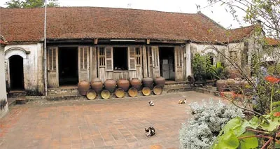 Một trong 4 ngôi nhà cổ có niên đại 200 tuổi ở làng Mông Phụ.