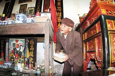 Ông Nguyễn Văn Lưu ở thôn Mông Phụ còn lưu giữ những bài tế, trong dịp lễ hội ở làng ông đứng ra làm chủ tế.