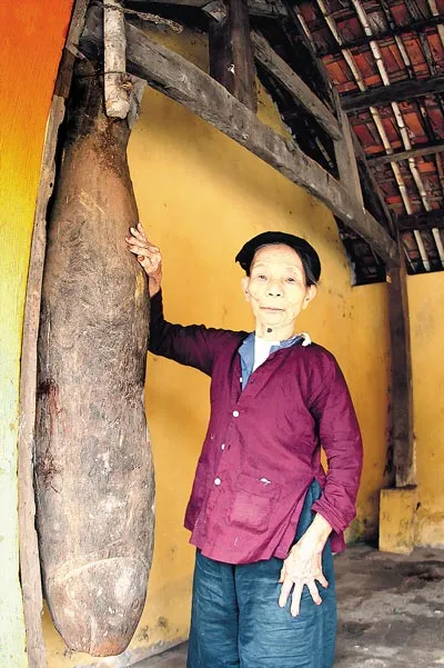 Chiếc mõ hình con cá xưa cũ còn được lưu giữ treo ở một gian trong gia đình ông bà Nguyễn Văn Lưu – Hà Thị Cấm.