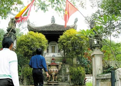 Khách viếng lăng vua Ngô Quyền tại thôn Can Lâm xã Đường Lâm.