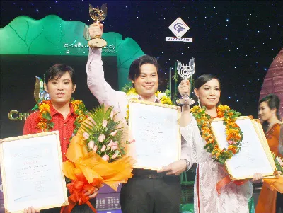 Chuông vàng Bùi Trung Đẳng (giữa), chuông bạc Đặng Thị Mỹ Vân (phải) và giải ba Nguyễn Bình Trọng