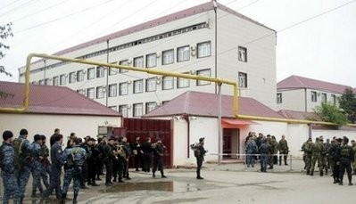 (AFP) Chechen special forces stand outside the parliament building in Grozny.