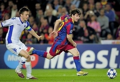 Lionel Messi (R) fights for the ball with FC Copenhagen's Danish midfielder William Kvist (L) during their UEFA Champions League football match against Copenhagen at the Camp Nou stadium in Barcelona. AFP