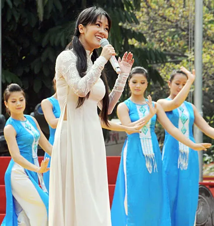 Ca sĩ Hồng Nhung với bài hát Nhớ về Hà Nội trong buổi khai mạc đại lễ. Ảnh: AN DUNG