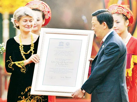 Chủ tịch UBND TP Hà Nội Nguyễn Thế Thảo đón nhận Bằng công nhận Di sản Văn hóa thế giới do Tổng Giám đốc UNESCO trao. Ảnh: MINH ĐIỀN