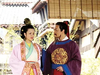 Một cảnh vua và hoàng hậu trong phim “Lý Công Uẩn - Đường đến Thành Thăng Long” gây tranh cãi giống phim Trung Quốc. Ảnh: T.L.