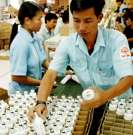 Sản xuất bóng đèn tại Công ty cổ phần Bóng đèn Điện Quang. Ảnh: CAO THĂNG