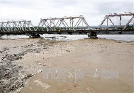 Nước sông Thạch Hãn đang dâng cao do mưa lũ.