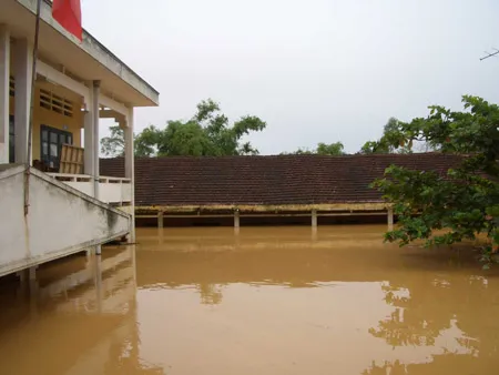 Miền Trung tiếp tục căng mình chống lũ ảnh 2