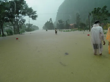 Miền Trung tiếp tục căng mình chống lũ