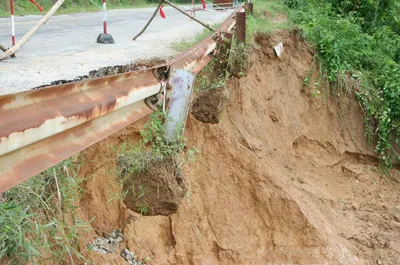 Quốc lộ 49A từ Huế đi A Lưới bị sạt lở nặng.