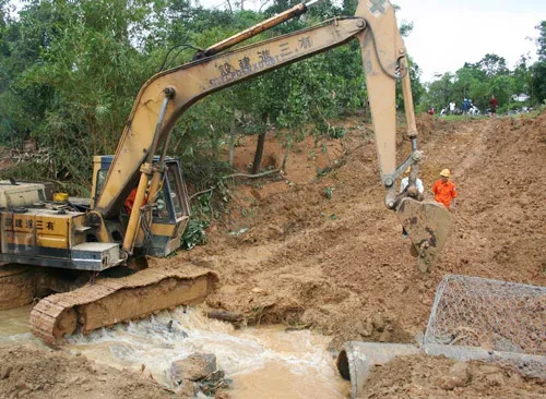 CTCP Quản lý và xây dựng đường bộ Thừa Thiên - Huế đang khắc phục sự cố sạt lở trên đường Hồ Chí Minh. Ảnh: Văn Thắng
