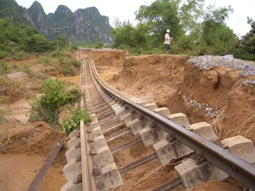 Đường sắt bị lũ xô hỏng. Ảnh: Minh Phong