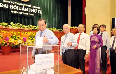 Các đồng chí lãnh đạo Đảng, chính quyền TPHCM đóng góp ủng hộ đồng bào bị lũ lụt miền Trung. Ảnh: VIỆT DŨNG