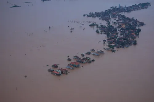 Những chuyến bay cứu đói vùng lũ ảnh 3